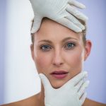 Tratamiento de neuromodulación de arrugas de expresión en frente y entrecejo